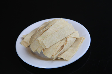 放在盘子里的豆腐皮