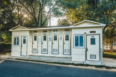 公园里马路边的公共卫生间