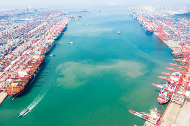 中国山东省青岛港黄岛码头日景