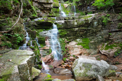 辽宁本溪桓仁枫林谷溪流风光