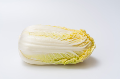 白色背景上的白菜 果实