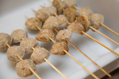 放在盘子里的牛肉丸