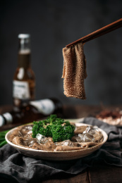 用筷子夹起牛毛肚