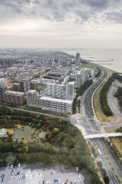 日本东京海边的建筑和海岸线航拍