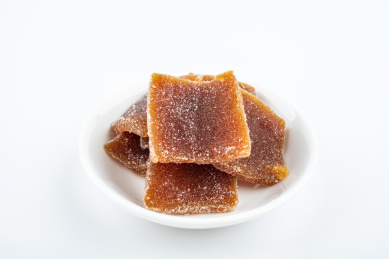 白背景上一碟潮汕特产零食姜糖片 