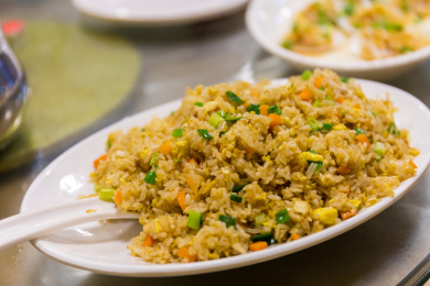 餐桌上一碟美味的海胆炒饭