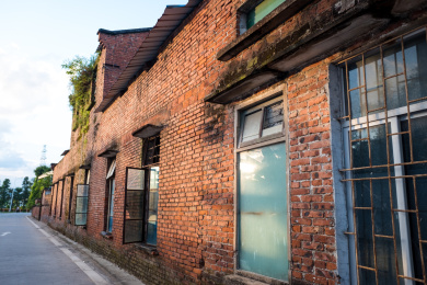 废弃的破旧厂房红砖外墙