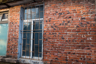 废弃的破旧厂房红砖外墙