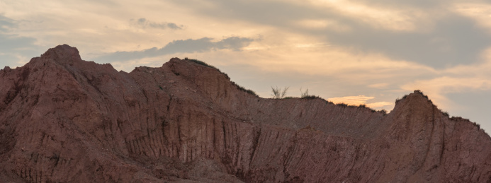 黄昏云彩下的沙土山