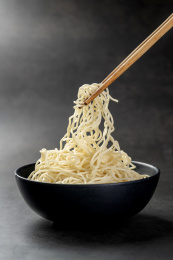 筷子夹面条特写 筷子夹面条