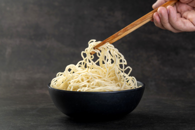 筷子夹面条特写 筷子夹面条