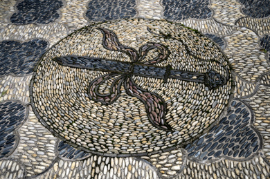 古典宝剑图案鹅卵石拼花路面