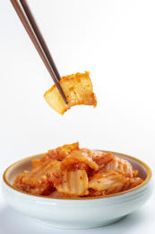 筷子夹辣白菜特写白底图