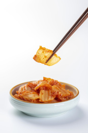 筷子夹辣白菜特写白底图