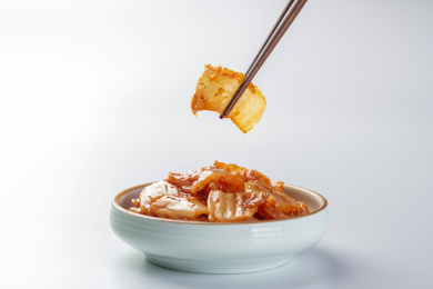 筷子夹辣白菜特写白底图