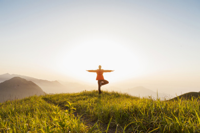 户外爬山看日出的女生