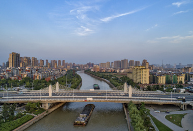 江苏省淮安市盐河穿城而过的淮阴区城市风光