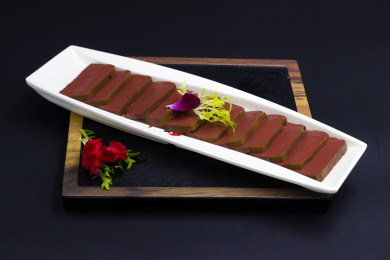 装在盘子里的切片鲜鸭血