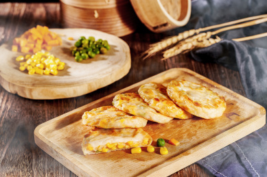 摆在木色桌子上的玉米豌豆煎饼
