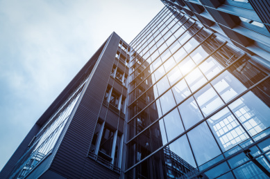 仰视高层建筑外墙玻璃