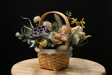 装在花篮里的干花插花作品