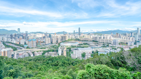 中国深圳笔架山公园鸟瞰城市天际线