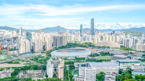 中国深圳笔架山公园鸟瞰城市天际线