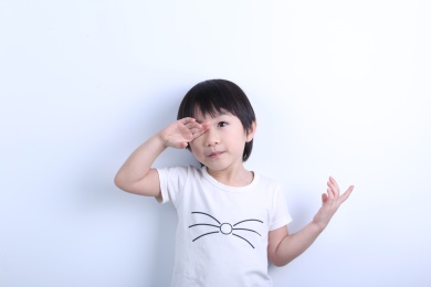 中国女宝宝用手擦眼泪