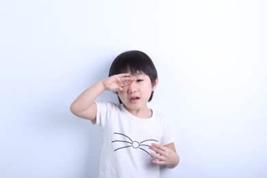 中国女宝宝用手擦眼泪