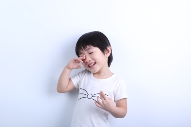 中国女宝宝用手擦眼泪