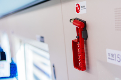 高铁上窗边的用于破窗逃生的红色应急锤