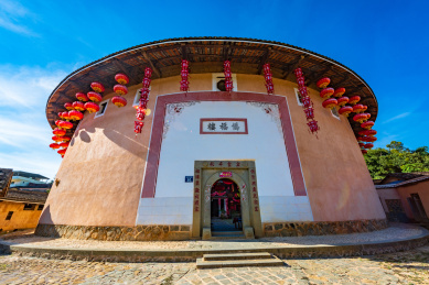 午后阳光下的福建土楼侨福楼
