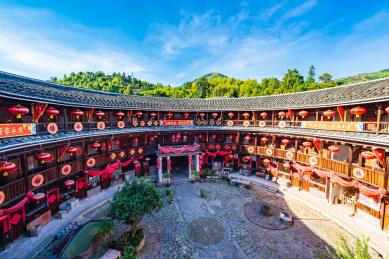 午后阳光下的福建土楼侨福楼