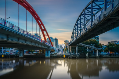 广东省江门市傍晚时刻的胜利大桥