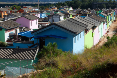 云南丽江的彩色房子村庄