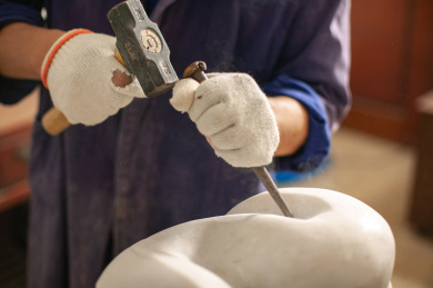 匠人手拿工具雕刻石膏