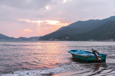下川岛自然风光，夕阳下的海岸和搁浅的游艇
