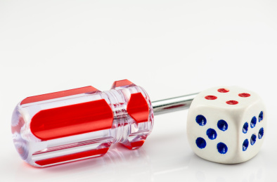 一个螺丝刀和骰子