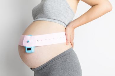 年轻孕妇在家里做远程胎心监测