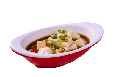 白色背景上盘子里的小葱拌豆腐