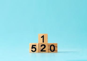 浅蓝色背景前，数字积木摆放出520的数字