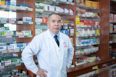 一中年男性医务人员在药柜里的形象照