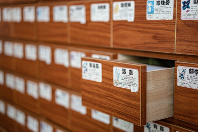 药店里整齐排列的标有中药材名称的抽屉