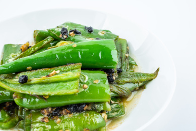 白背景上一碟家常菜豆豉虎皮青椒