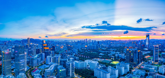 中国深圳前海入夜时的城市天际线