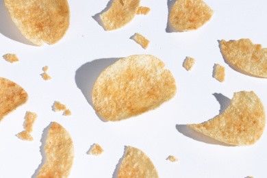 白色背景下的薯片碎组合