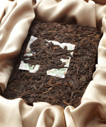 特写的普洱茶茶砖，在白色背景