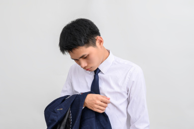 白色背景前失落的年轻商务男性