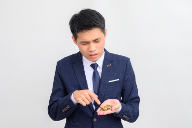 年轻商务男性正在数硬币概念