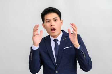 白色背景前受到惊吓的商务男性